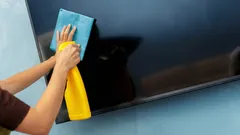 Większość osób źle czyści telewizor – zobacz, jak robić to bez smug i zarysowań