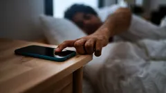 Co naprawdę dzieje się z mózgiem, gdy naciskasz drzemkę na budziku