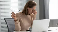 Co naprawdę szkodzi wzrokowi, a co mu pomaga? Najpopularniejsze mity na temat zdrowia oczu